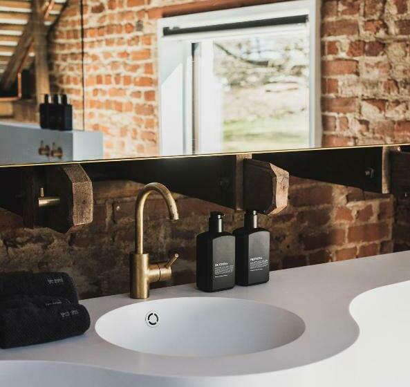 Студия Deluxe, Mona Farm