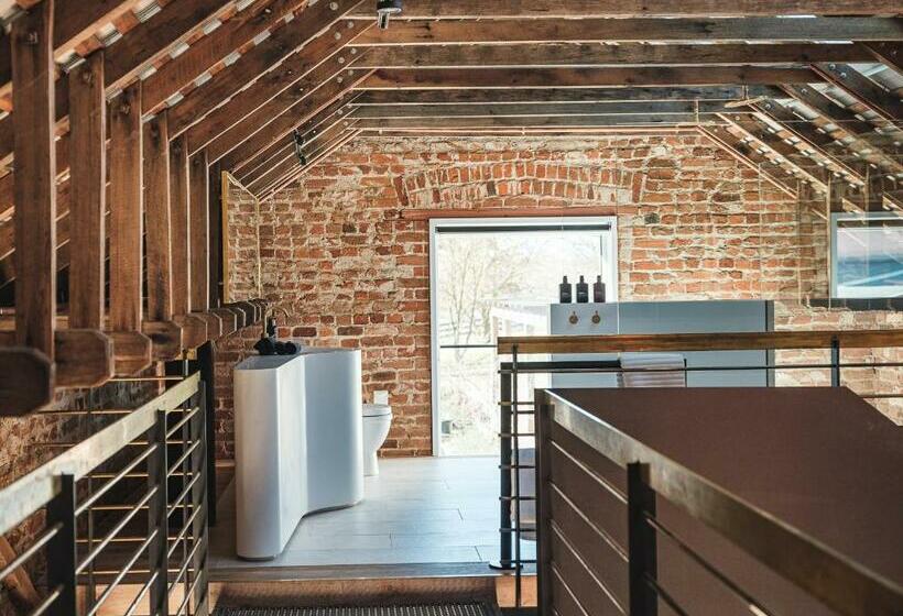 Студия Deluxe, Mona Farm