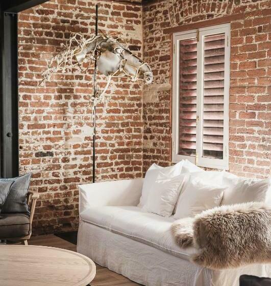 Студия Deluxe, Mona Farm