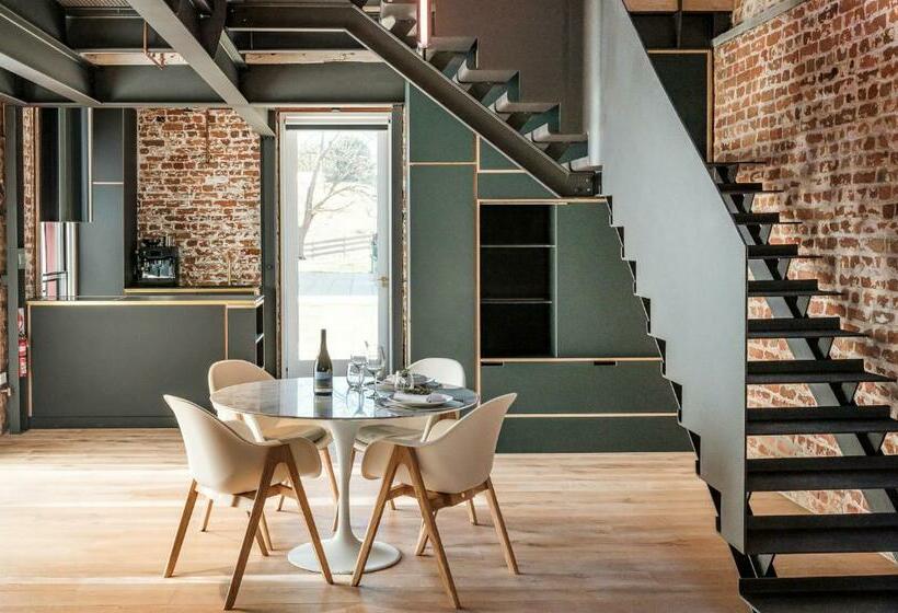 Студия Deluxe, Mona Farm