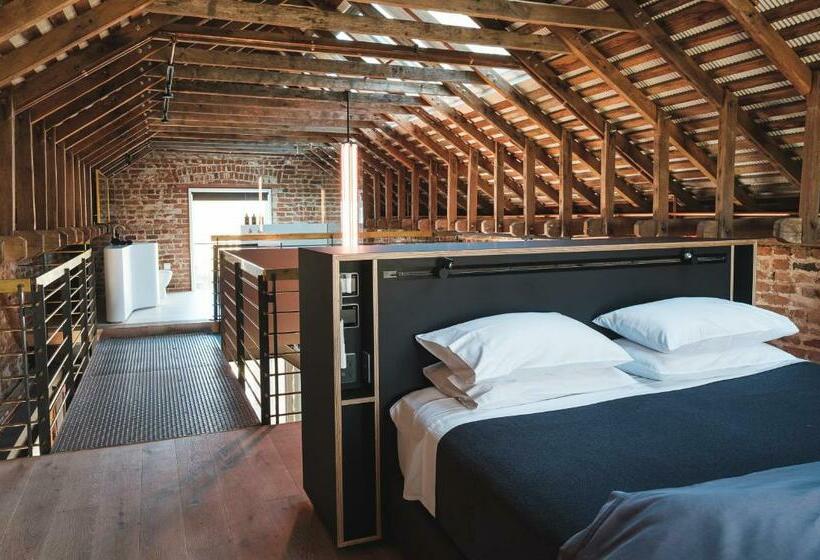 Студия Deluxe, Mona Farm