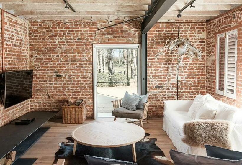 Студия Deluxe, Mona Farm