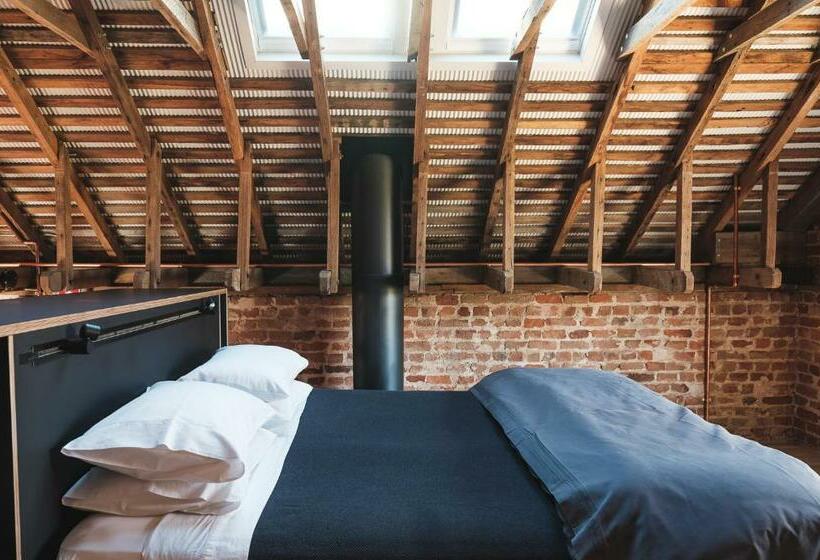 Студия Deluxe, Mona Farm