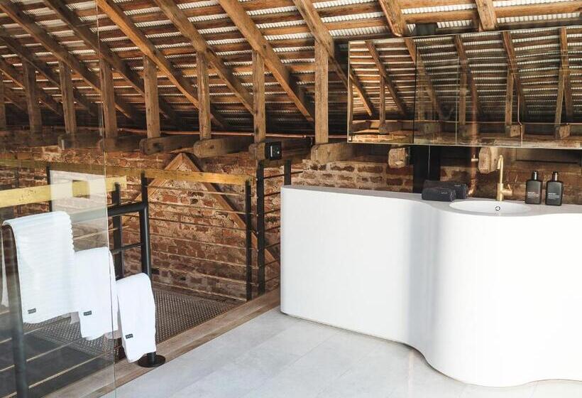 Студия Deluxe, Mona Farm