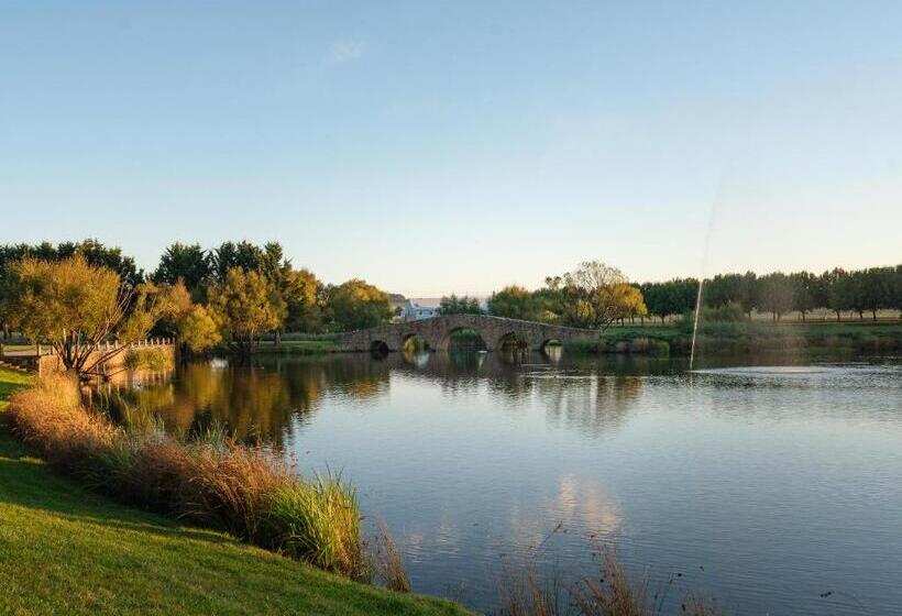 Standard studio with lake view, Mona Farm