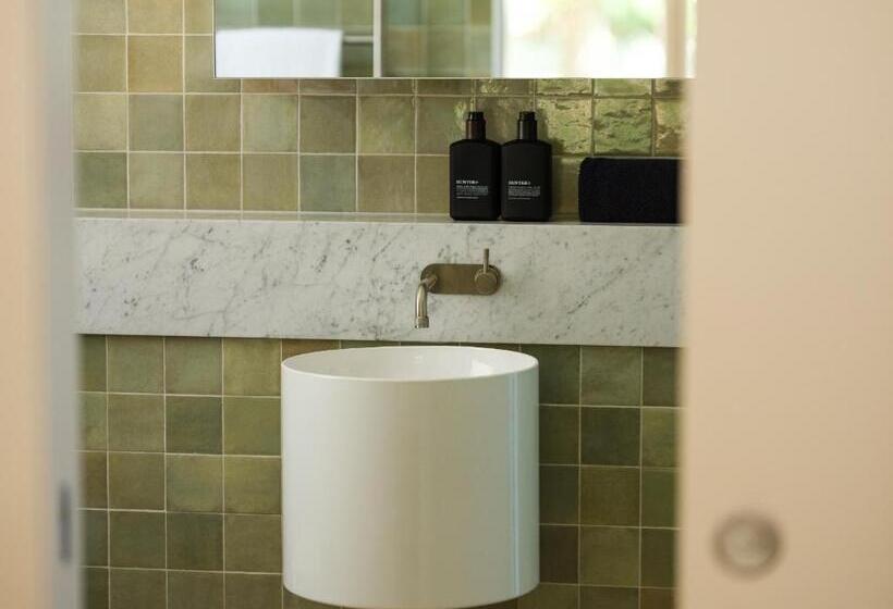 Standard studio with lake view, Mona Farm