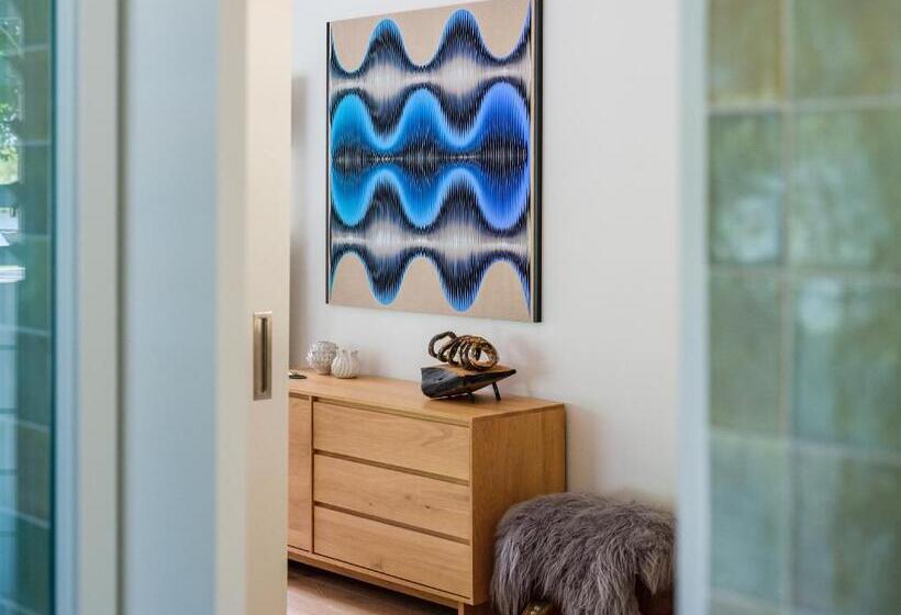 Standard studio with lake view, Mona Farm