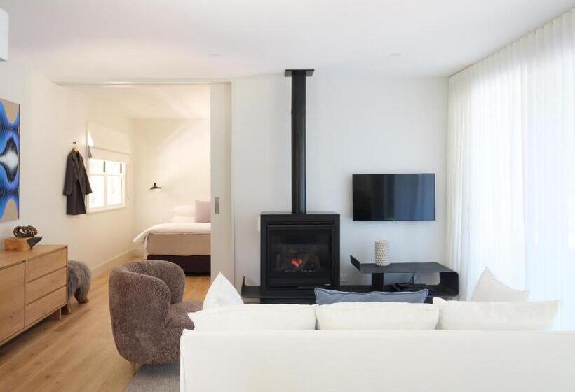 Standard studio with lake view, Mona Farm