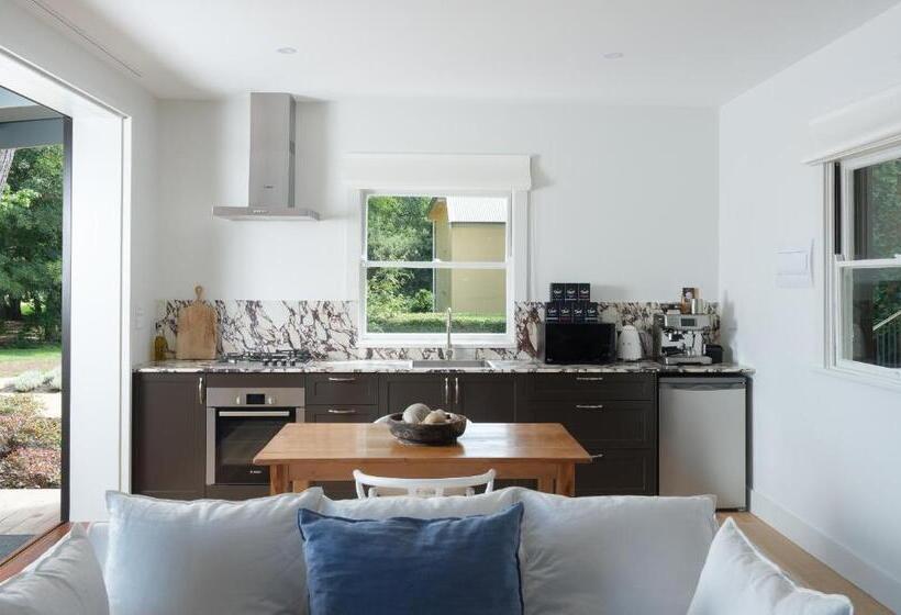 Standard studio with lake view, Mona Farm