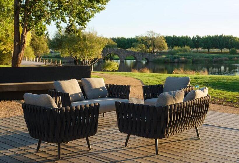 Standard studio with lake view, Mona Farm