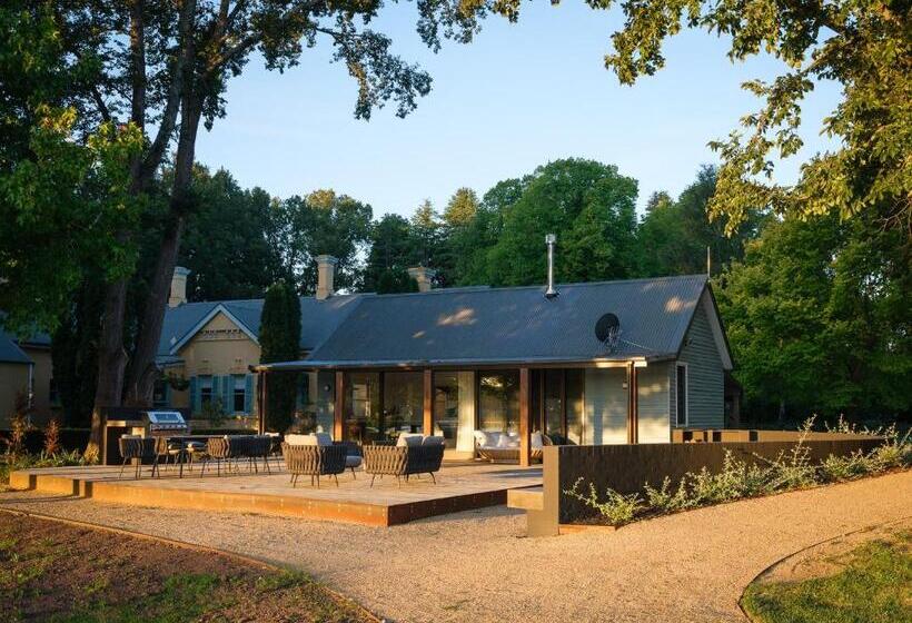 Standard studio with lake view, Mona Farm