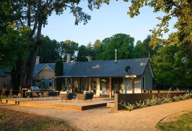 Standard studio with lake view, Mona Farm