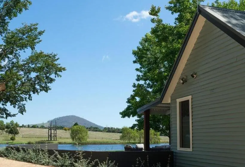 Standard studio with lake view, Mona Farm