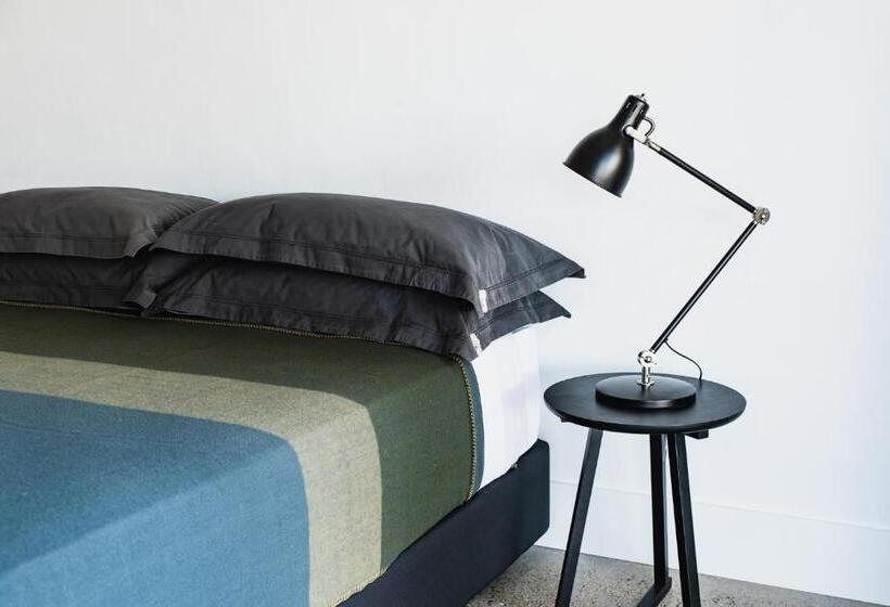 Студио Стандарт Вид на Сад, Mona Farm