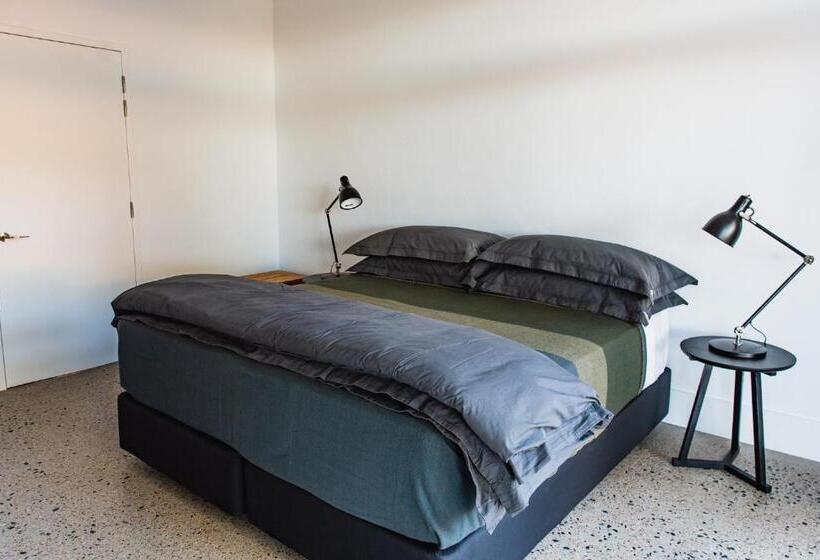 Студио Стандарт Вид на Сад, Mona Farm