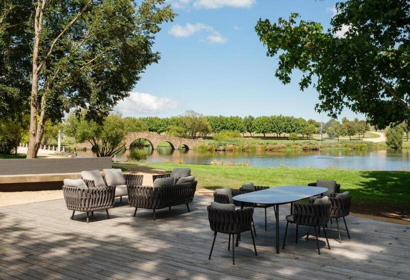 Standard studio with lake view, Mona Farm