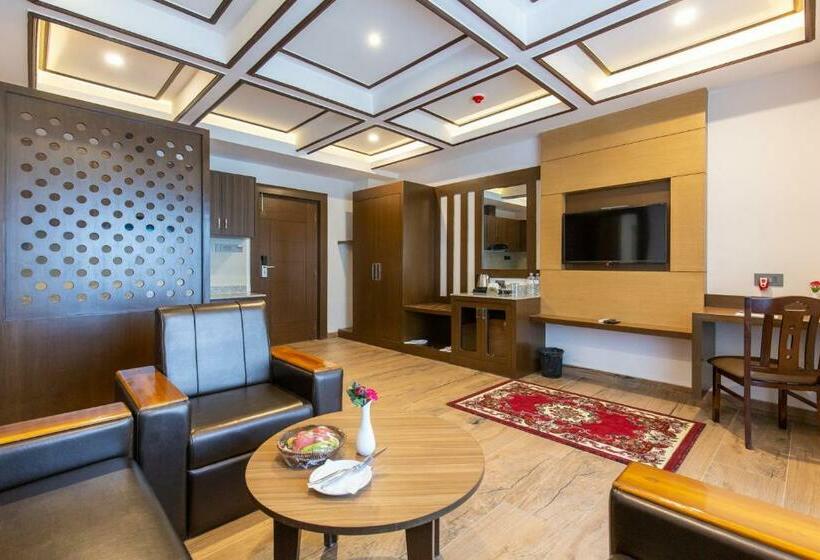 اتاق لوکس با بالکن, Mourya