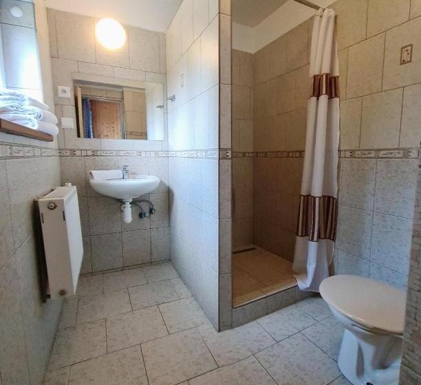 Standard Szoba, Chata Brian