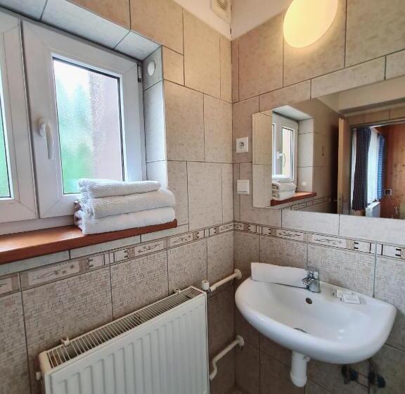 Standard Szoba, Chata Brian