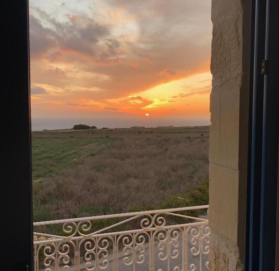 سوئیت جونیور خانوادگی, Fiftyfour West Boutique Living