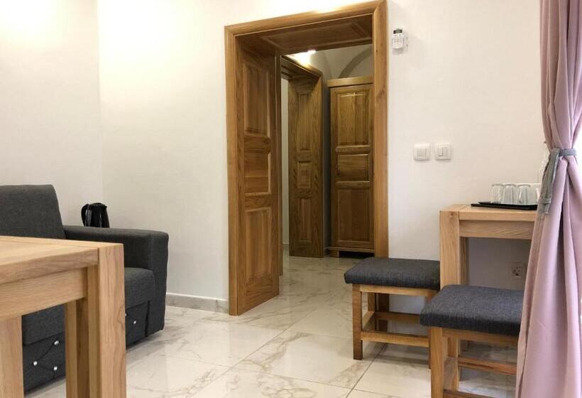 اتاق خانوادگی, Rooms Valentino