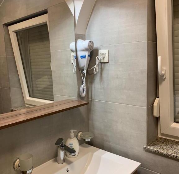 اتاق خانوادگی, Rooms Valentino