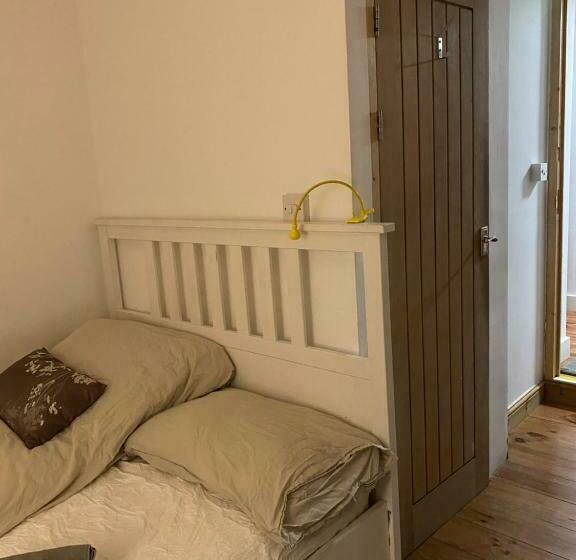 اتاق عادی, Edinb&b