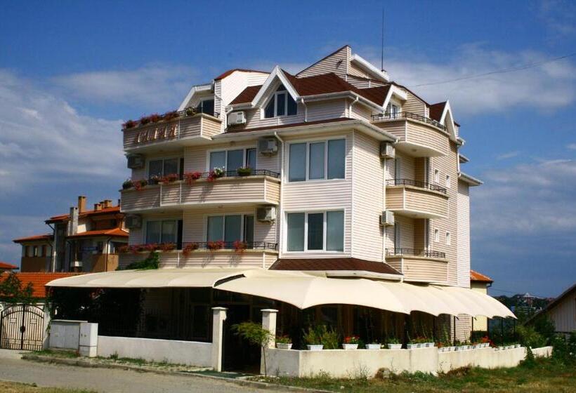 Cameră Familiară cu Vedere la Mare, студия лилия