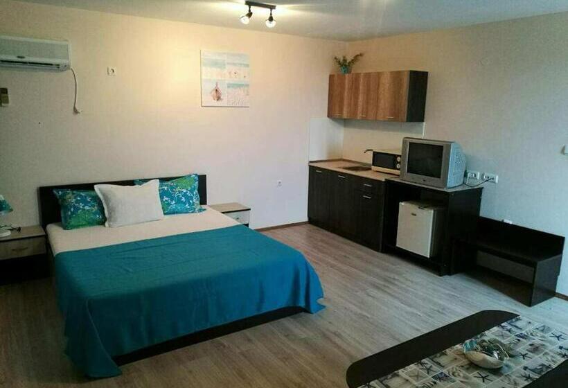 Cameră Familiară cu Vedere la Mare, студия лилия