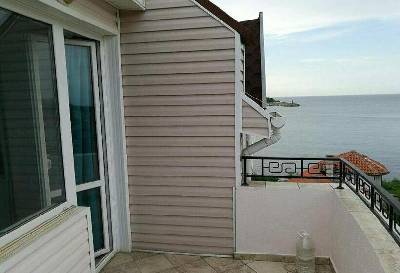 Cameră Familiară cu Vedere la Mare, студия лилия