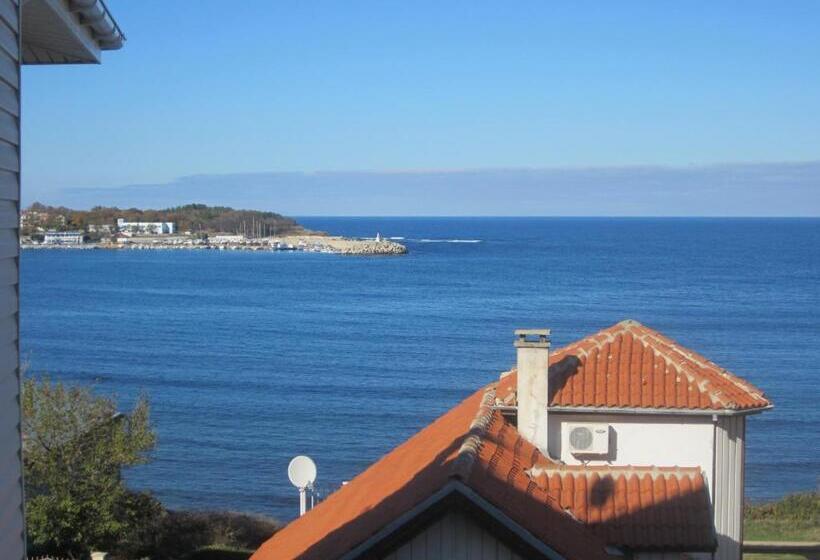 Cameră Familiară cu Vedere la Mare, студия лилия