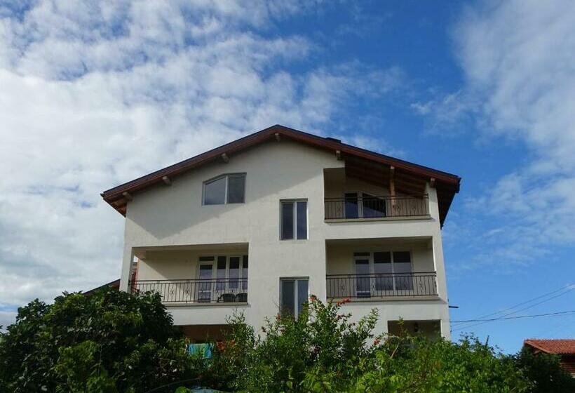 غرفة عائلية, Hrisi