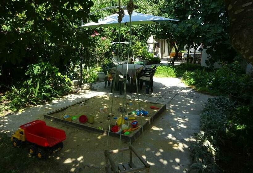 غرفة عائلية, Hrisi