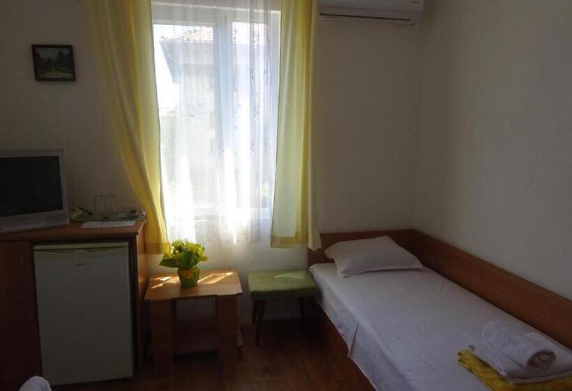 غرفة عائلية, Hrisi