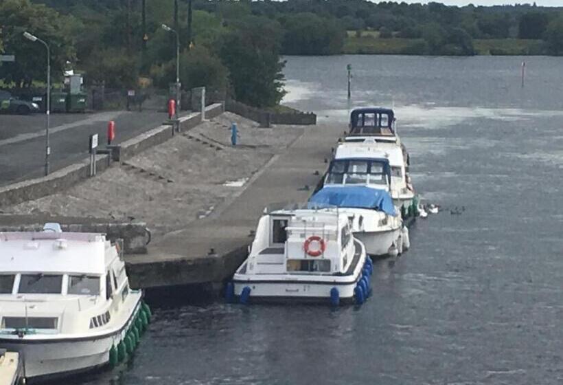 חדר משפחתי, Laurel Lodge