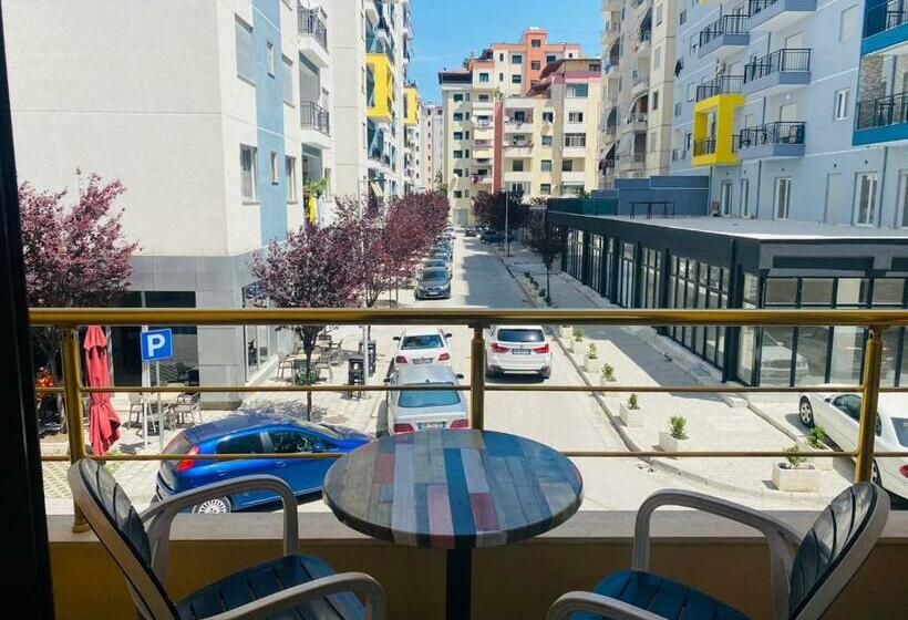 חדר סטנדרט לשלושה עם מרפסת, Edland