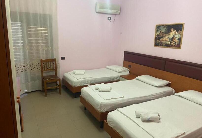 חדר סטנדרט לשלושה עם מרפסת, Edland