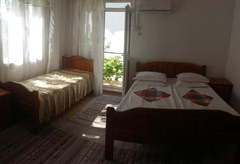 Habitació Triple Estàndard Bany Exterior, Vila Casacarp