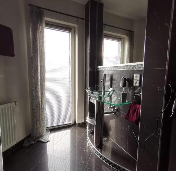 패밀리 룸, Come In