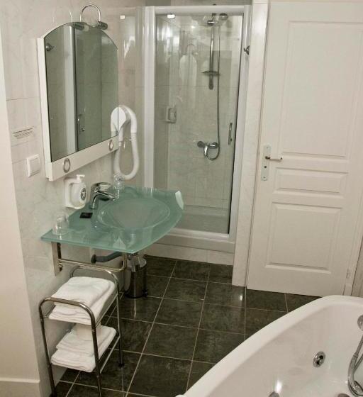 Семейный Номер, Des Consuls