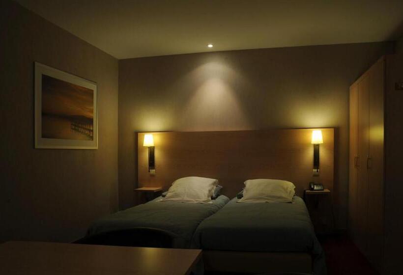 חדר סטנדרט לשלושה, Escapade