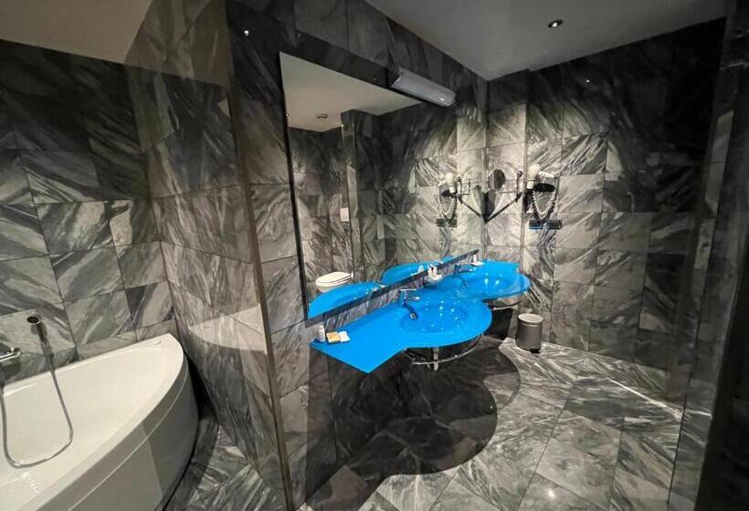 جناح جونيور ديلوكس, La Fenice