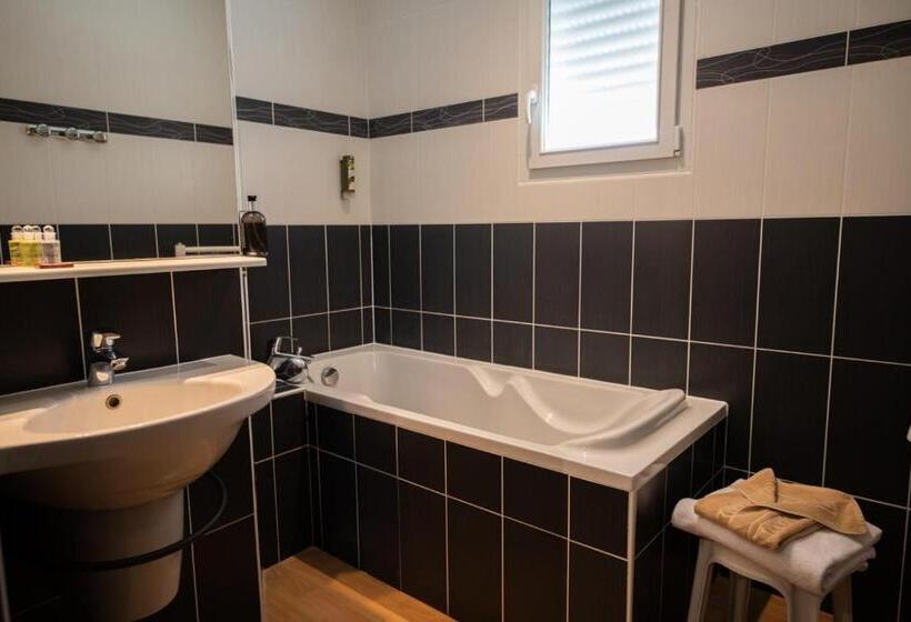 חדר סטנדרט, Logis Hotel Restaurant L Escapade