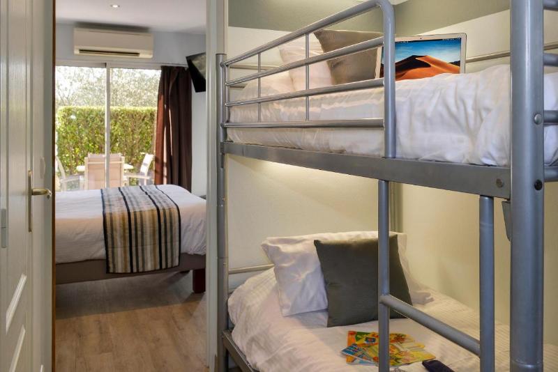 חדר סטנדרט לארבעה, Logis Hotel Restaurant L Escapade