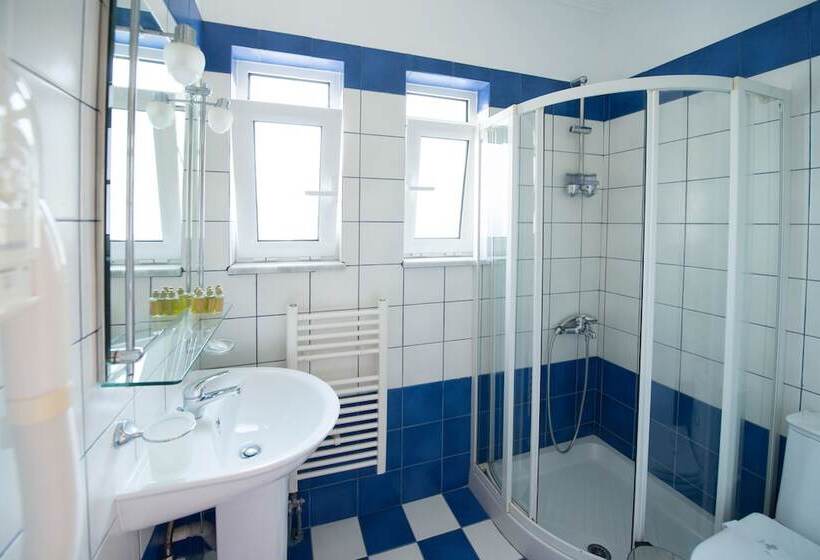 דירת חדר, Summertime Inn