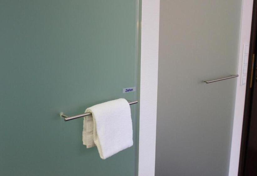 주니어 스위트, Victoria