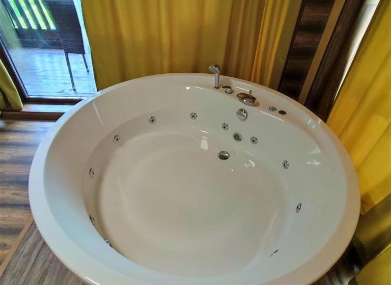 חדק דלוקס עם ג'קוזי, Leshtenski Rai Guest House