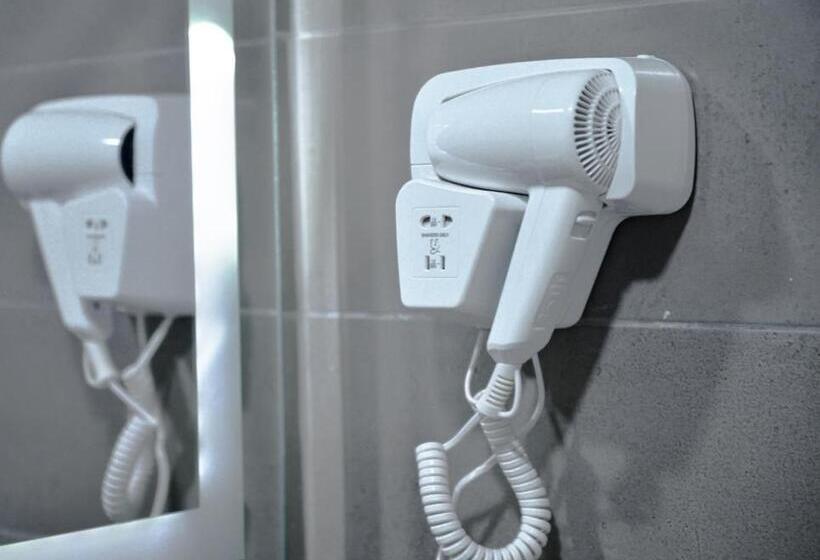 اتاق استاندارد سه نفره, Beit Alshabaan Inn