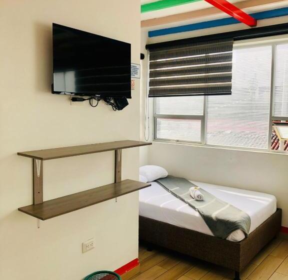 标准三人间, Café Color