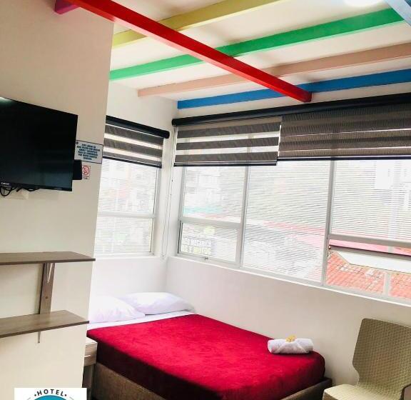 标准三人间, Café Color